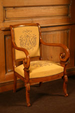 Кресло с витыми полокотниками